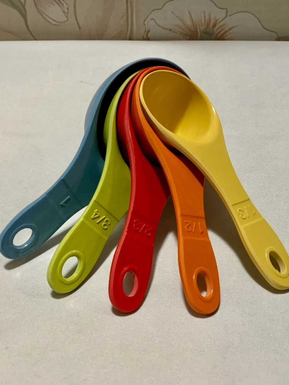 Colorful 5Pc Resin Measuring Set - 1/3 cup, 1/2 cup, 2/3 cup, 3/4 cup, and 1 cup